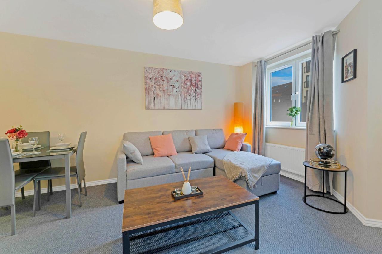 Modern & Spacious 2 Bedroom Serviced Next To Lochend Park - Private Underground Parking & Lift Available - Close To Centre Apartament